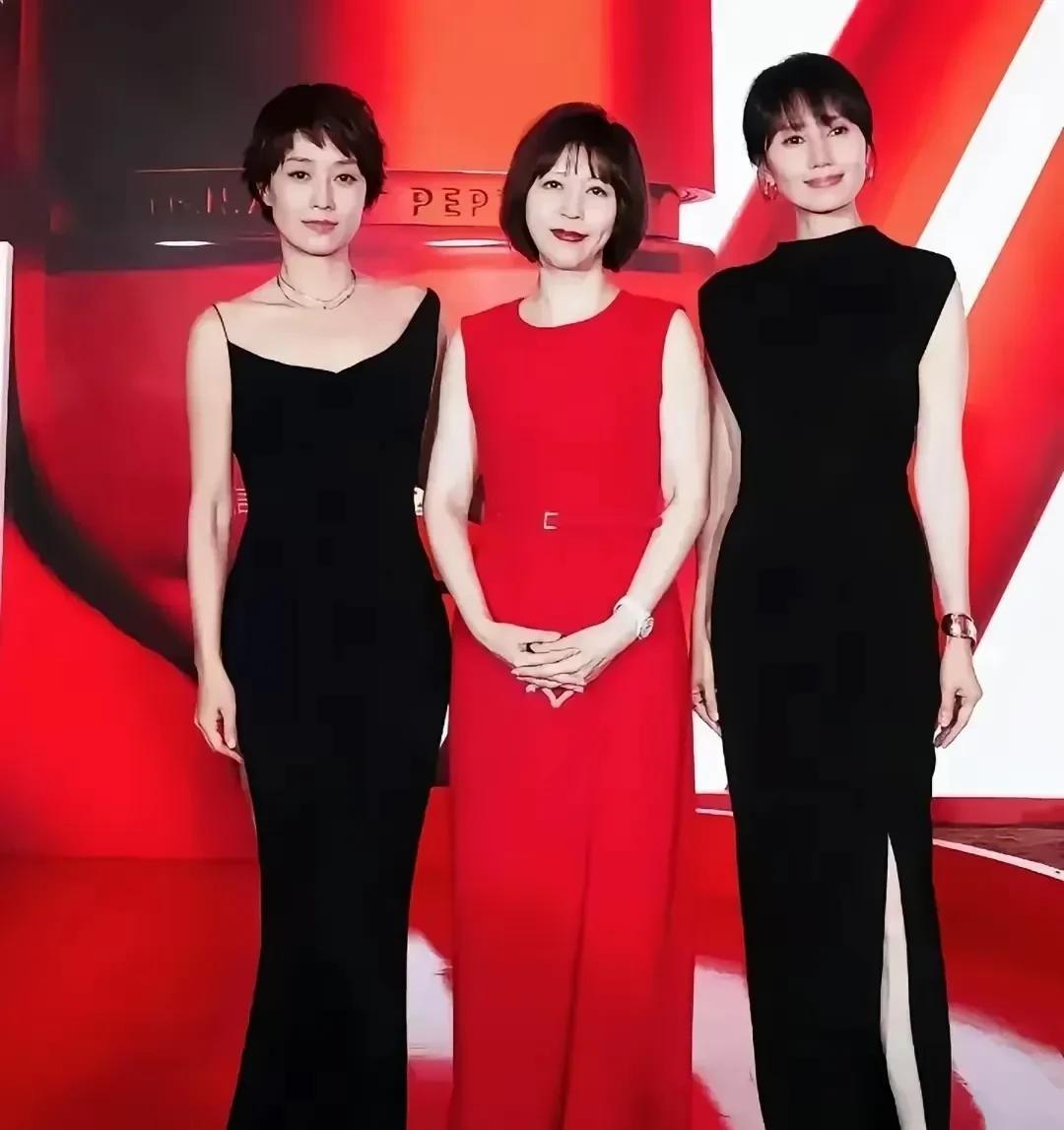 上海电影节红毯上，马伊琍与袁泉默契同框，双双以一袭优雅黑裙惊艳亮相。两人一左一右