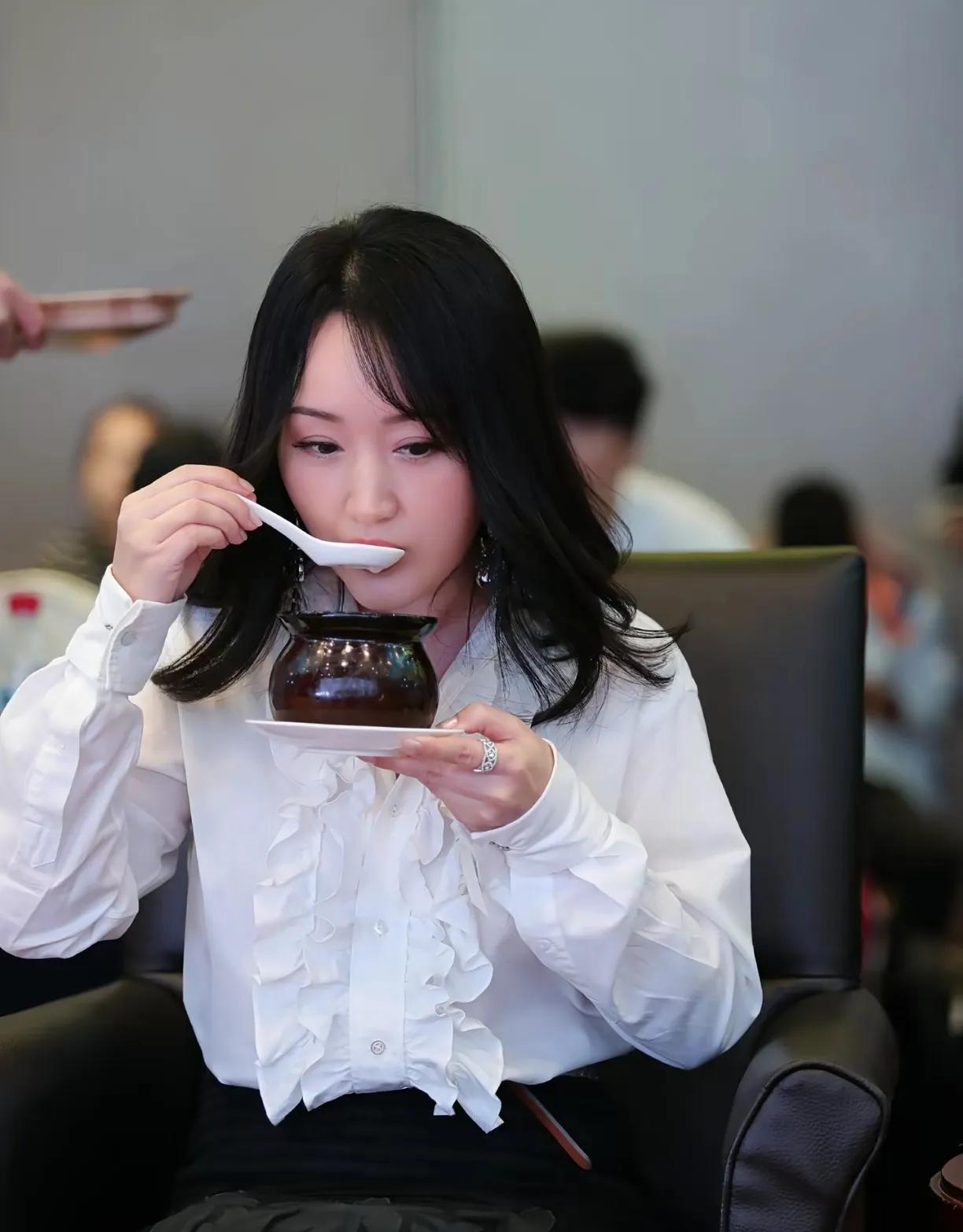 杨钰莹认真喝汤的照片真的好美好美，她真的有在认认真真的品尝汤，优雅、细腻，据说，