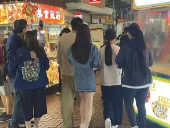 不出意料，马筱梅带孩子们在香港游玩的行为，又被网友批判了。#马筱梅#
部分网友批
