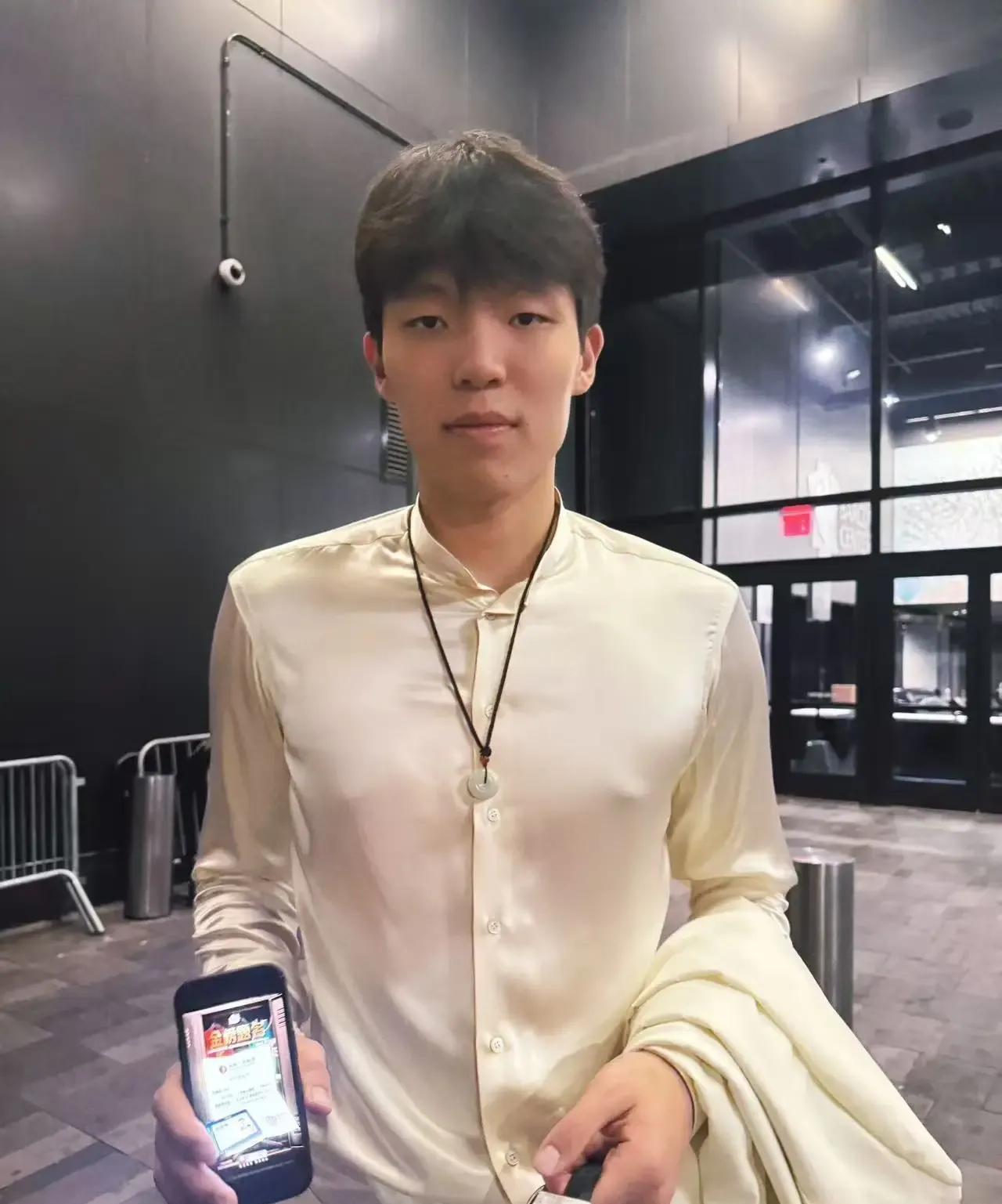 当然是一个无比艰难的决定，离开青岛和兄弟。但是你要知道真的很难拒绝艾顿和克林根的