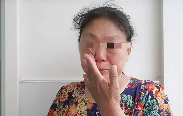 昨晚儿子儿媳一家旅游回来了，一看见他们，我扭头就进卧室了，一点都不想搭理他们。