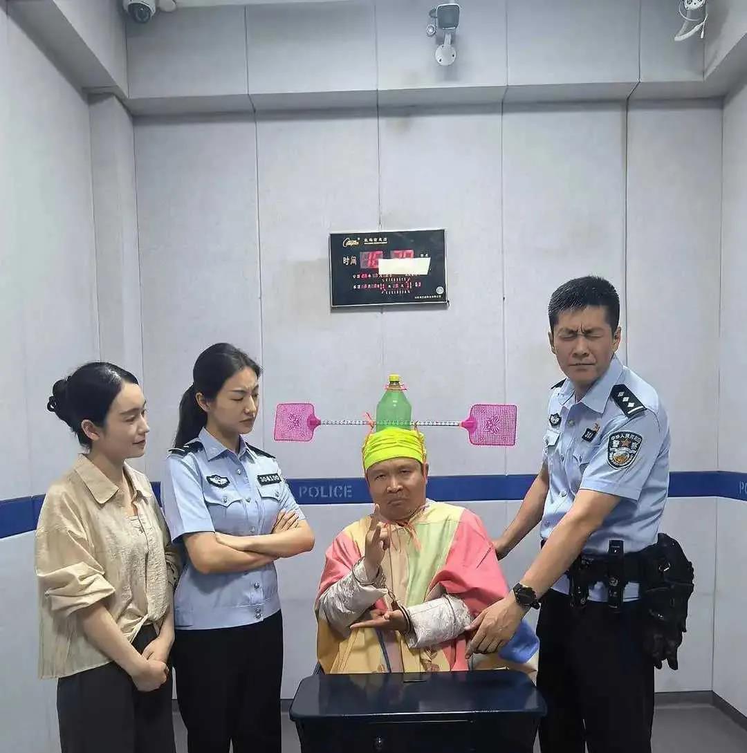 手铐都靠上了，还不忘施法
