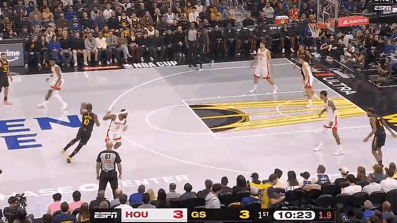 巴特勒弧顶三分强投压哨命中，个人开局三分2中2