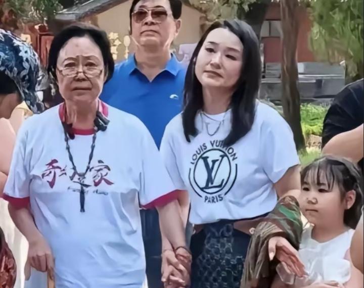 75岁斯琴高娃与家人到灵岩寺上香祈福，拄着拐杖走路，看起来苍老了好多