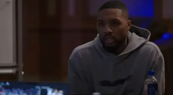 利拉德看到保罗和詹姆斯还在征战NBA后，认为自己也可以打到40岁，并且一直是首发