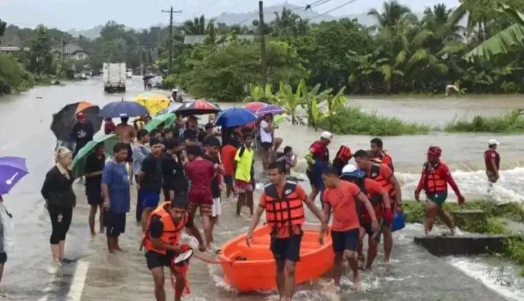 菲律宾被台风严重袭击，欧美网友和媒体的目光纷纷投向中国。
菲律宾爆发洪涝灾害，央