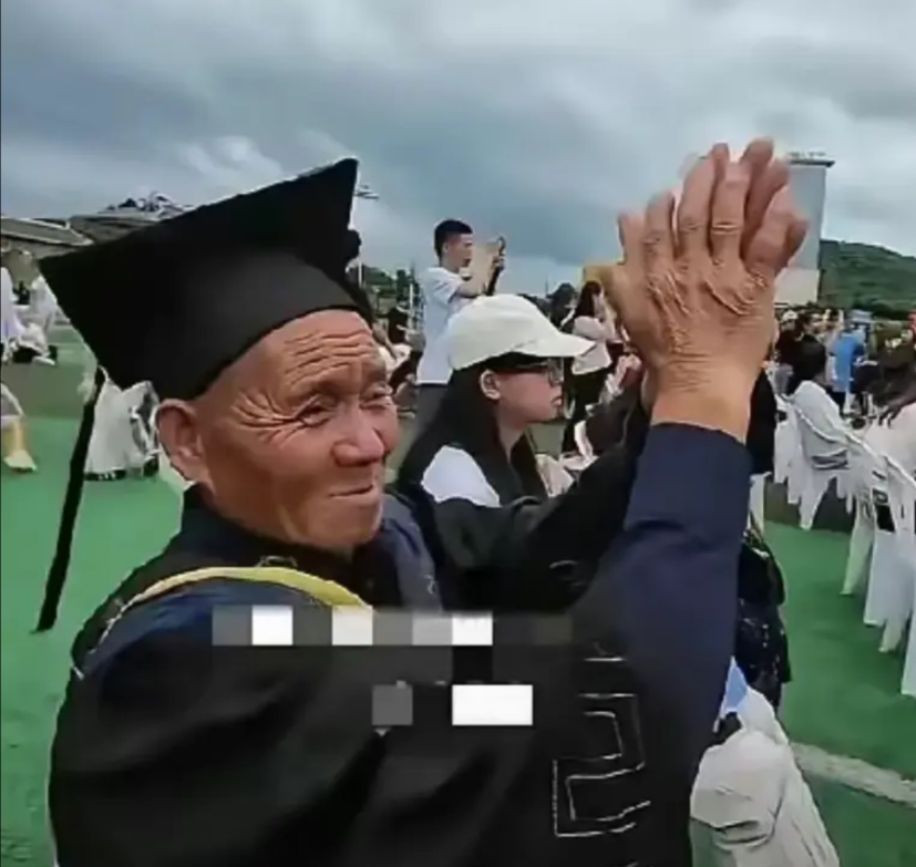 “这才是读书的意义！”近日，贵阳一大学本科男生“骗”农村70岁的老父亲来参加他的