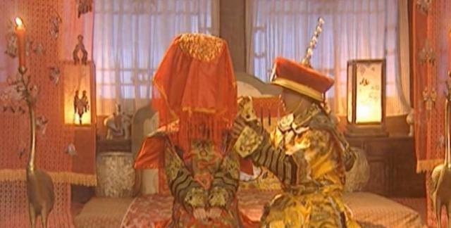 1665年，一天晚上，侍女阿露照顾12岁的康熙上榻后，她正准备离开，却被康熙一下