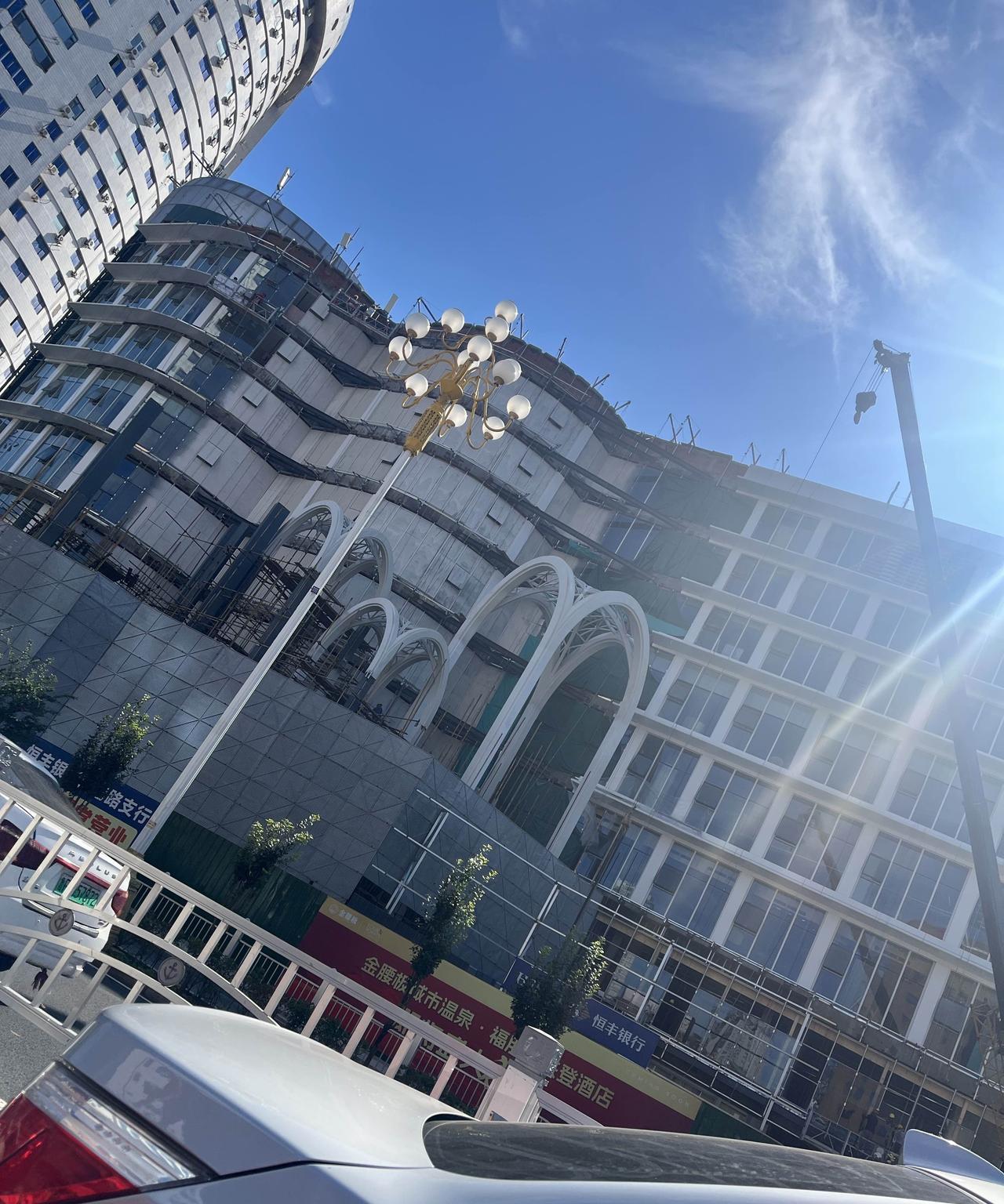 烟台核心地块的核心，海港路名钻行地块的富凯商厦目前正在重大改造中，改成洗浴和酒店