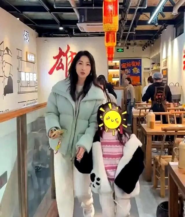 谁能想到银幕硬汉孙红雷私下竟是女儿奴？
昨天他娇妻王骏迪晒出的火锅局照片，彻底暴