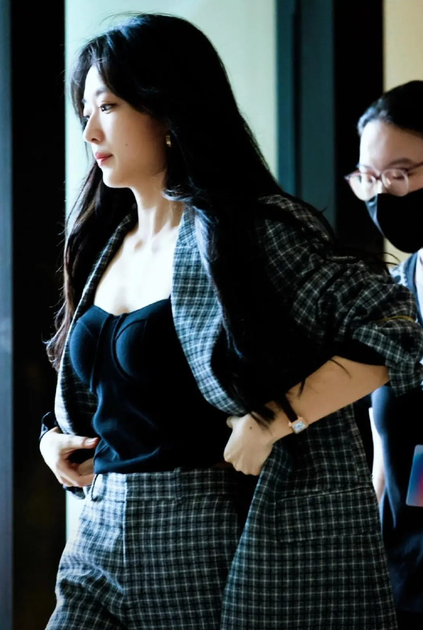 娱乐圈女明星孙千吃亏就亏在她这张脸上。
其实她的身材特别好，并且四肢纤细，特别适