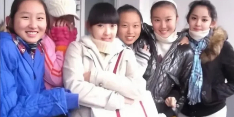 终于明白有的明星为什么执着站C位了。这张照片真是充分说明了C位的重要性。第一眼就