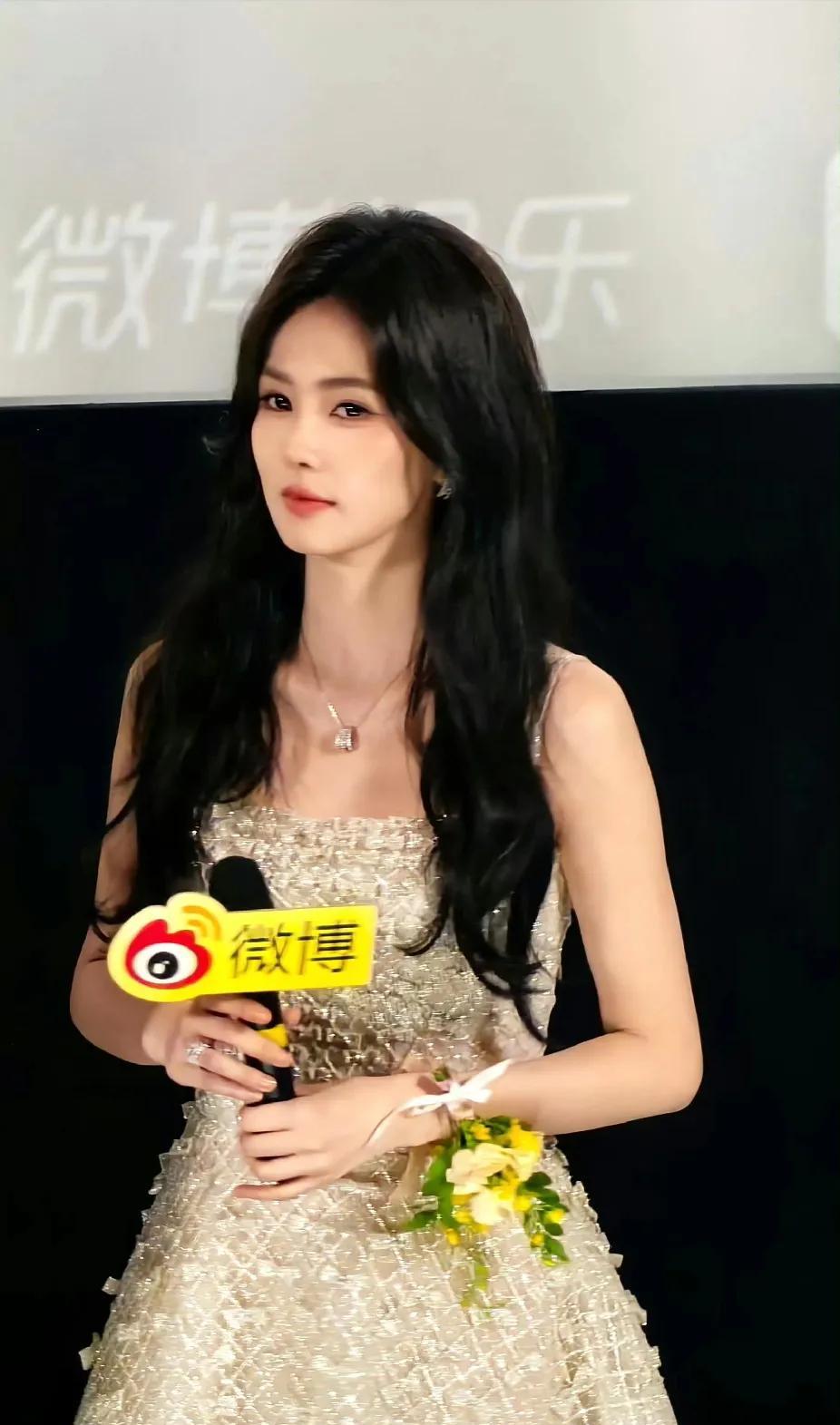 《临江仙》线下剧宣，白鹿和曾舜晞拼了！
俩人本来都在剧组里拍戏，白鹿在《莫离》剧