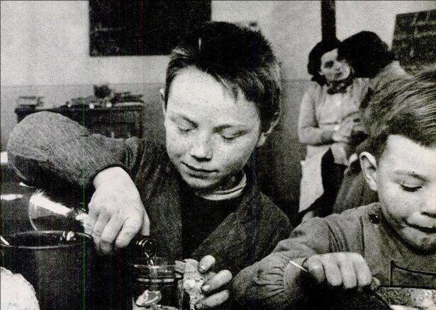 1956年之前，法国小学生常常在午餐时喝酒，法律允许每个小学生每天喝半升酒，导致
