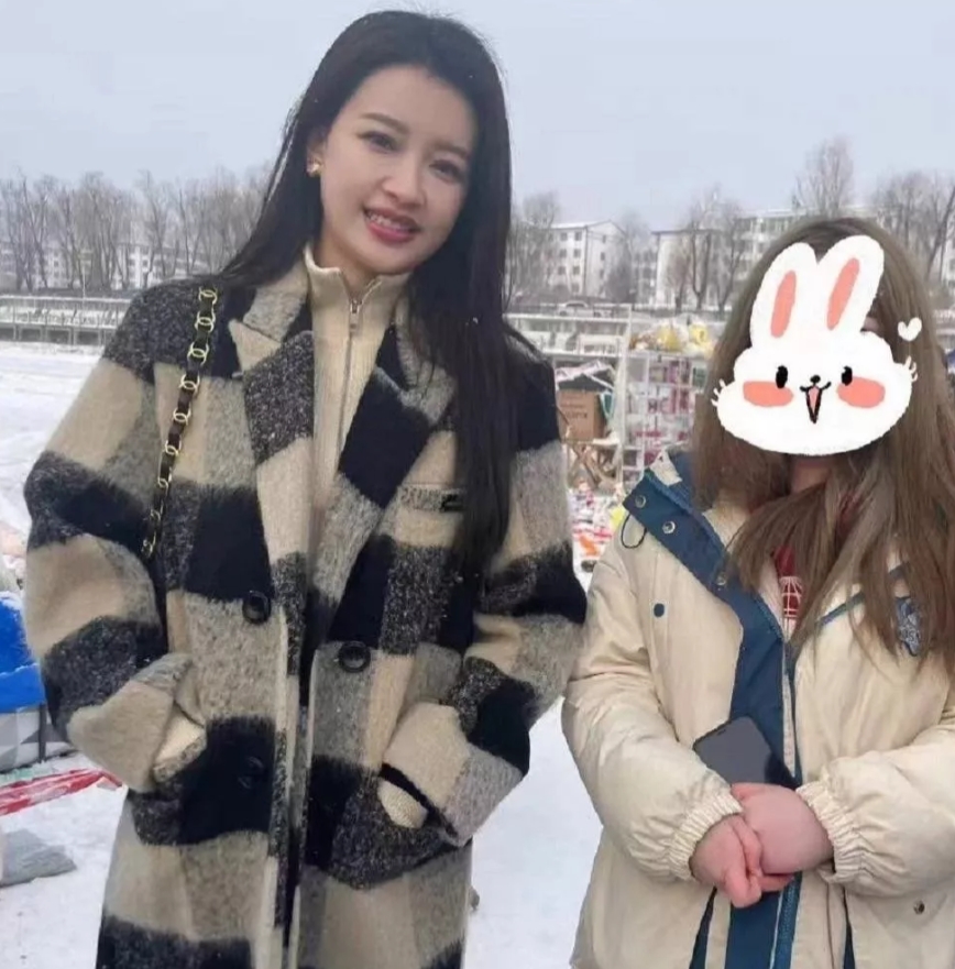 孙怡东北赶大集，遇到路人请求合照，来者不拒，非常nice，真人真的好漂亮，又高又