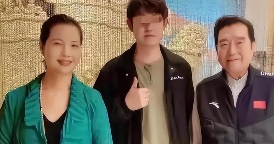 李双江和梦鸽的儿子李天一，长得还挺帅气，现在已经比他爸爸高半头，至少180。
为