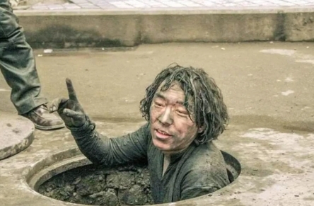 2006年，黄渤拍《疯狂的石头》，有一场戏是在下水道拍，里面又臭又黑，里面淤泥快