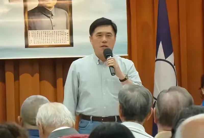 他们合伙演出了一场闹剧。18位国民党民代集体向朱立伦建议暂停国民党党主席选举辩论