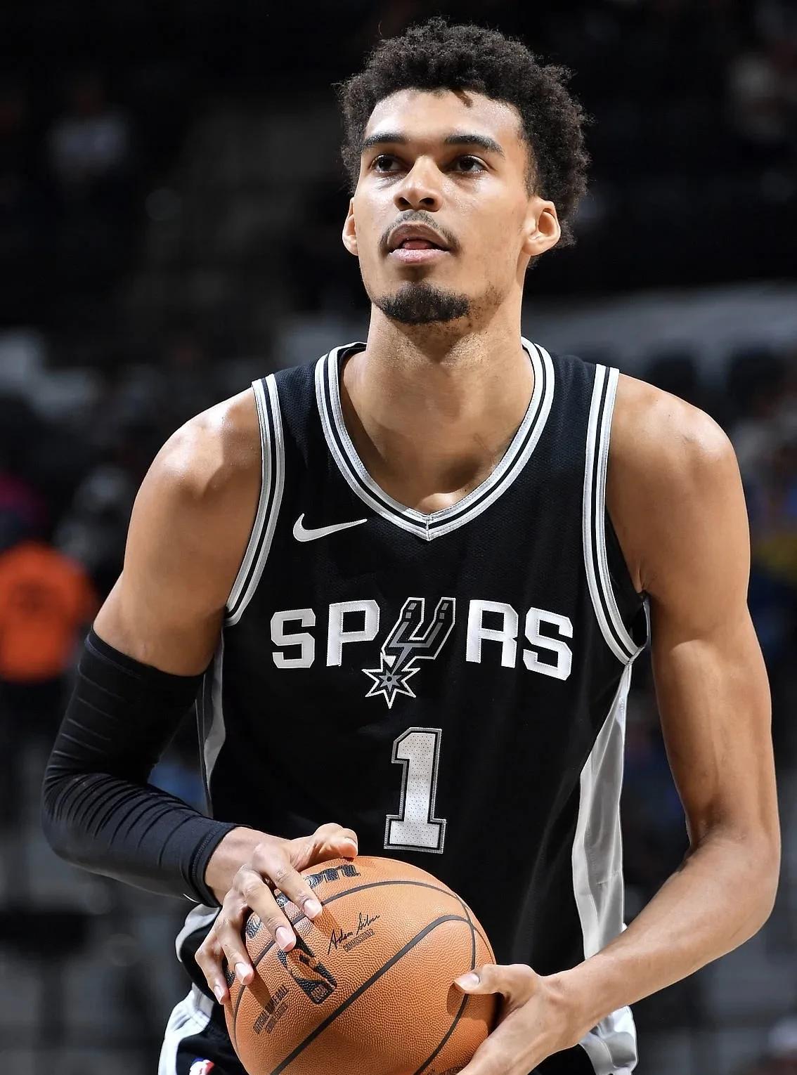 明日NBA这几场比赛看点十足！你们都看好谁？
篮网VS马刺：输赢不重要，我只想看