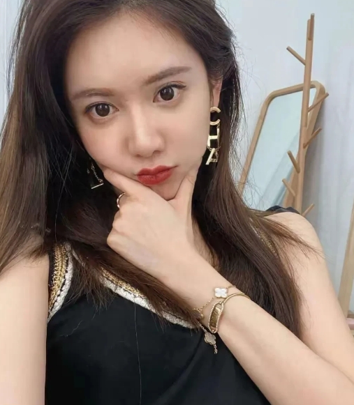 王楚钦肯定看不上美娜，不管美娜用什么方法关联王楚钦，戴同款口罩也好，戴同款饰品也