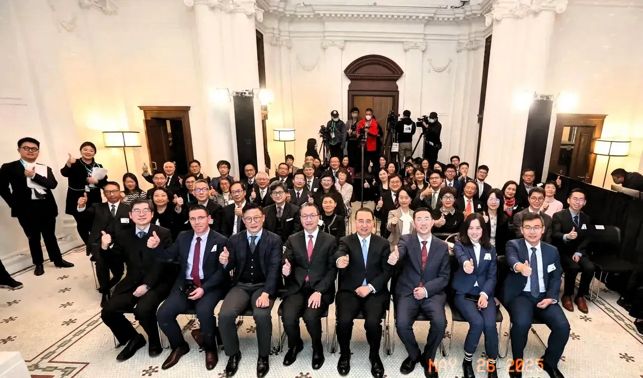 六十国签约，杜特尔特笑了











天呐！一个历史性的时刻，让某些人