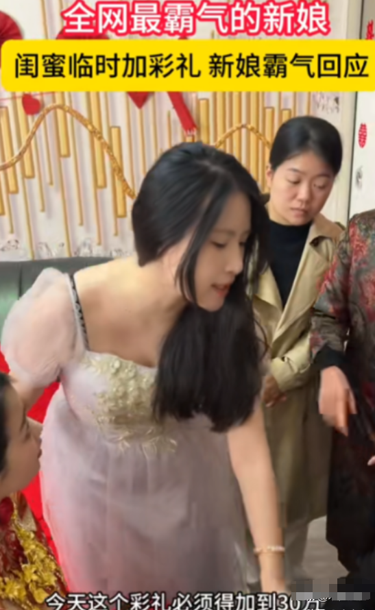 “全网最霸气的新娘！”4月2日，山东，一新娘在结婚当天，穿好了礼服开开心心的等着