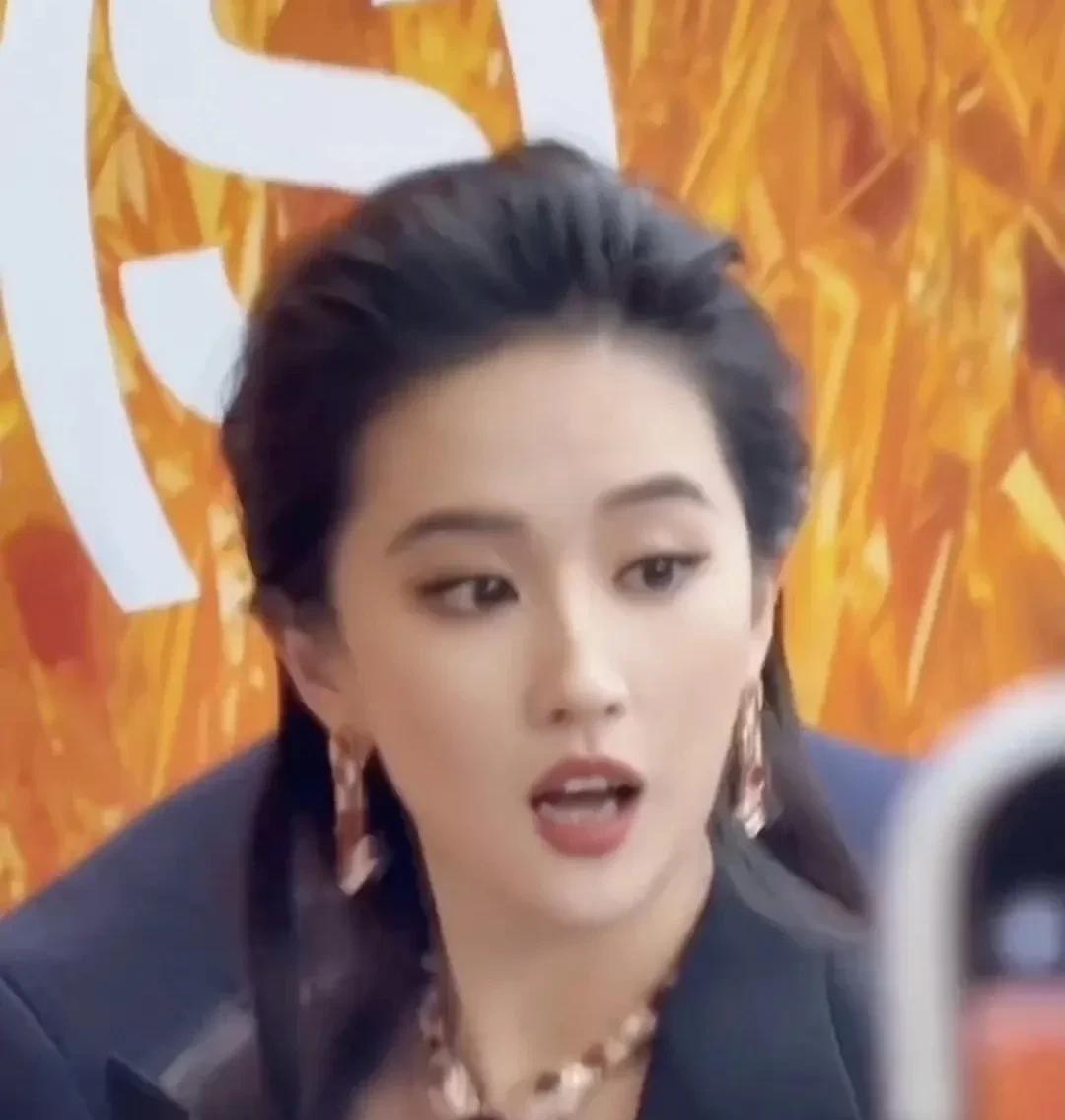 我滴个老天爷啊！就刘亦菲这神仙美貌！谁还能第一眼看到她脖子上的大红珠宝啊！
反正