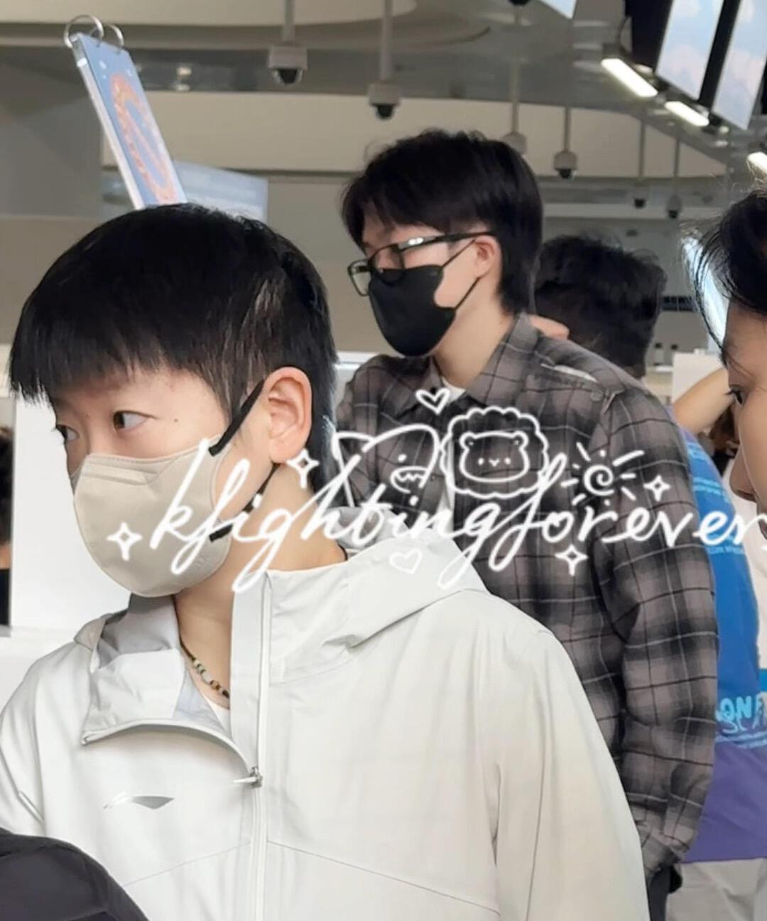 他们同框了，两个人的动作神似，可以说一模一样吗，不由自主，他们是不约而同！
一起
