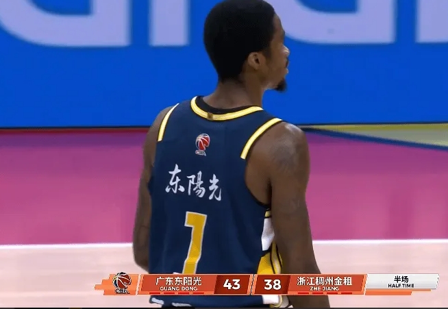 CBA常规赛，广东对阵浙江比赛中。
第二节比赛结束，广东43-38领先浙江。
广