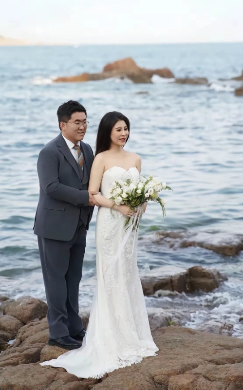这个就是香港顶流的那个姜涛么？
又要结婚吗？
以前有个女徒弟。这新娘子是之前网上