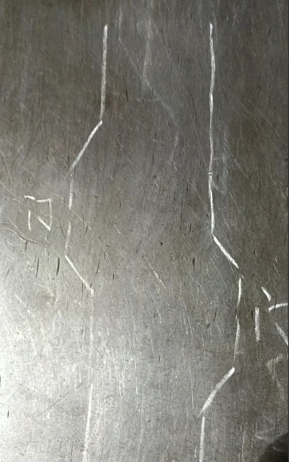 这就是装“绝户门”的下场！注意看这户人家，一个男子推着电瓶车想出门，可以看出他非