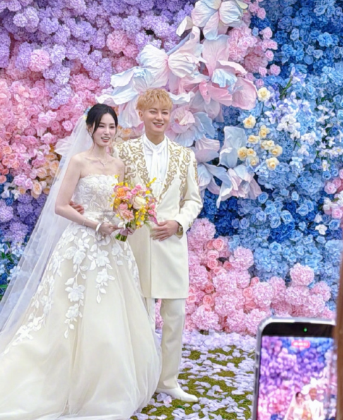 黄子韬婚礼归国四子一缺三

还以为能在黄子韬婚礼上见到张艺兴和鹿晗呢，结果并没有