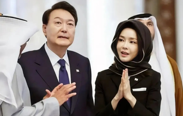随着韩国检方对尹锡悦的调查不断深入，忽然间发现很多事情浮出水面。这时候发现尹锡悦