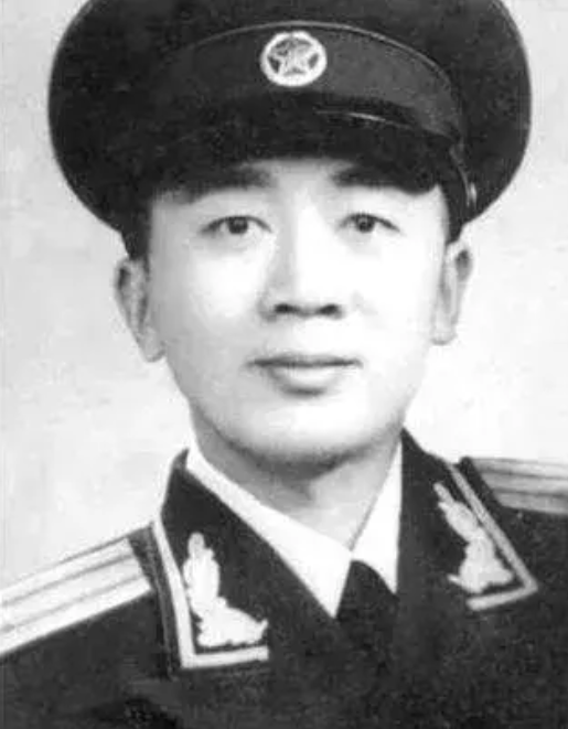 1944年，潜伏在日寇“心脏”的地下党施亚夫刚回到家，伪副师长的妻子就找到了他，