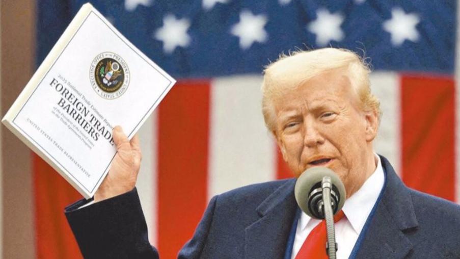 支持率暴跌，特朗普对中国连退2步，暗示对华降税，中方态度坚决