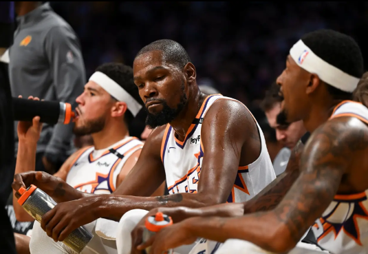 太阳球员心态崩了，也是真没有希望了！
今天太阳惨败森林狼，上半场打的还挺好，但是