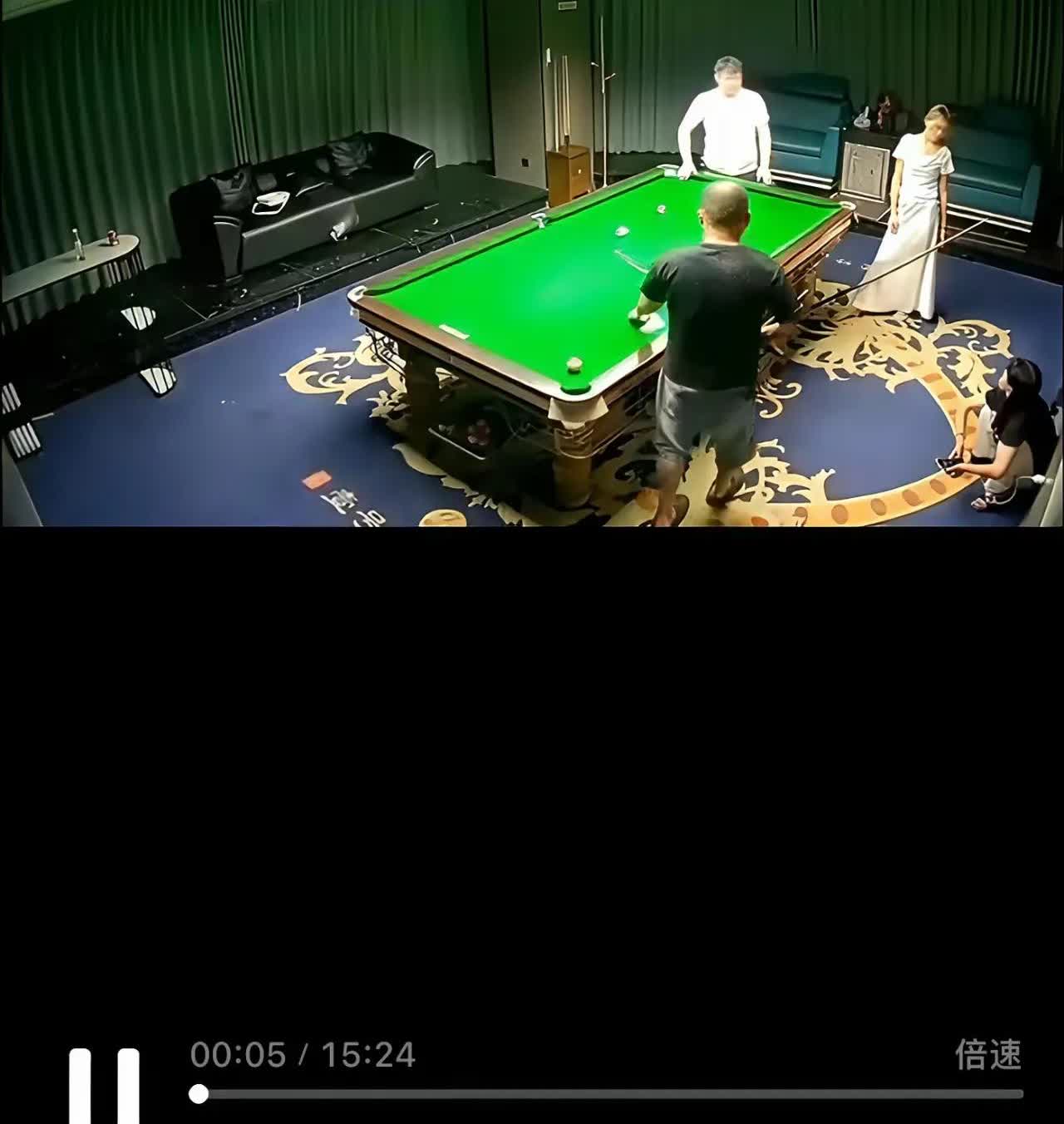 这两年街边多了好多台球厅，我一直不解，搞不懂是因为人们喜爱打台球的越来越多，还是