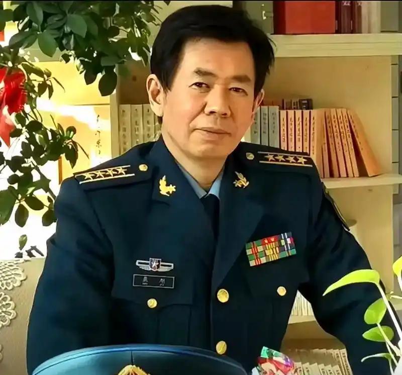 中国鹰派戴旭的战略警告太震撼了！他直言，中国空军必须给沿海城市打造3000公里防