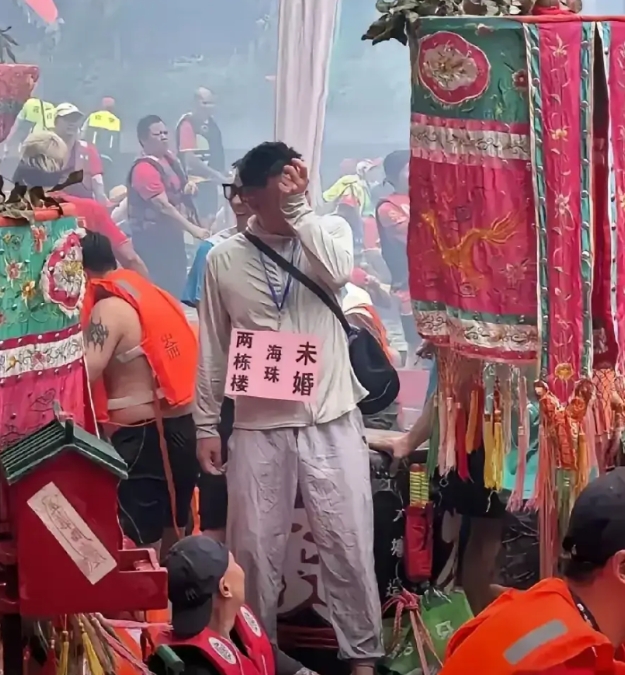 万万没想到
这位广州土豪男生火遍全网了，不是因为他长的多帅，也不是因为他赛龙舟输