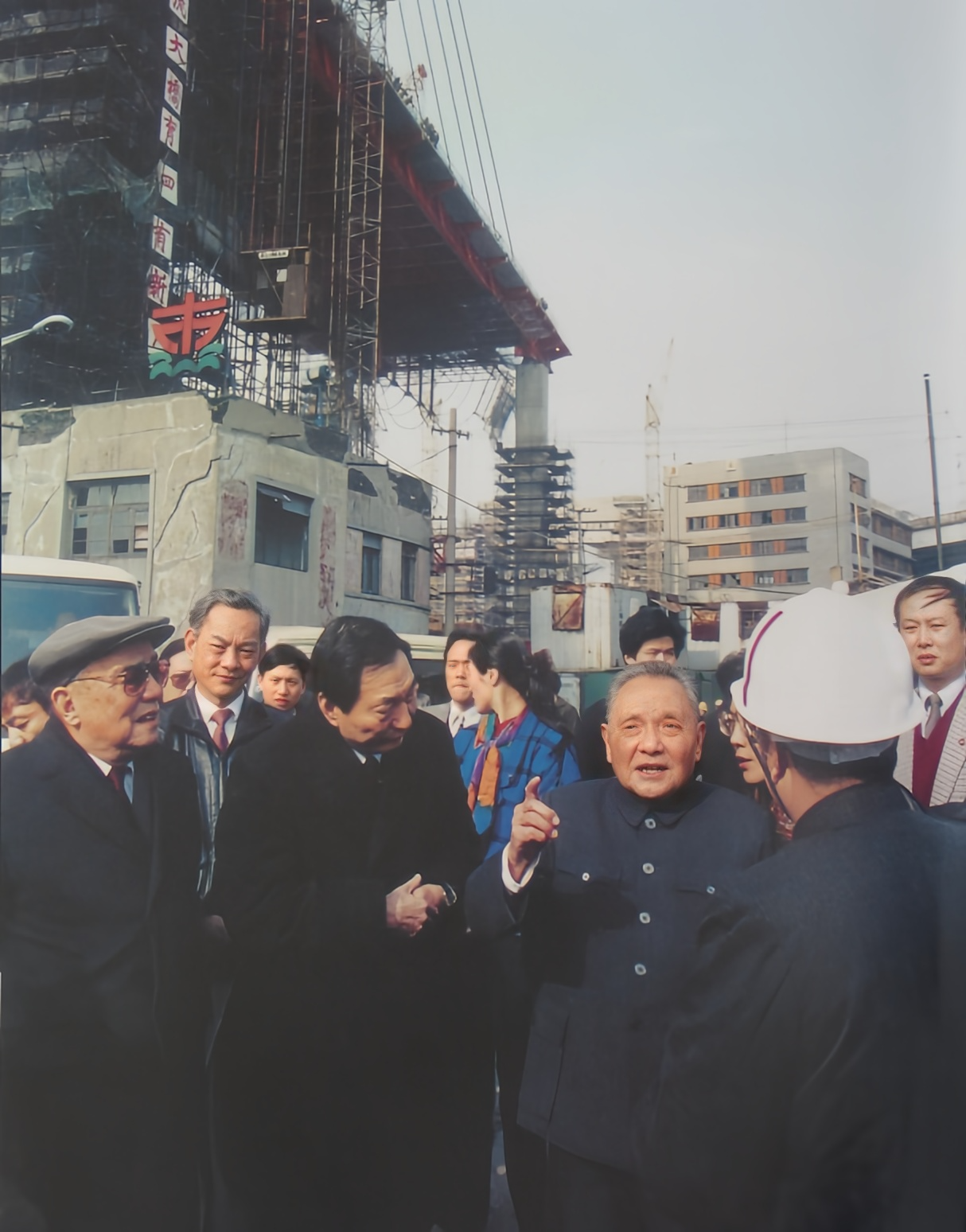 1991年一代伟人邓小平视察上海，到南浦大桥工地和建造者们聊天。邓小平的到来，让