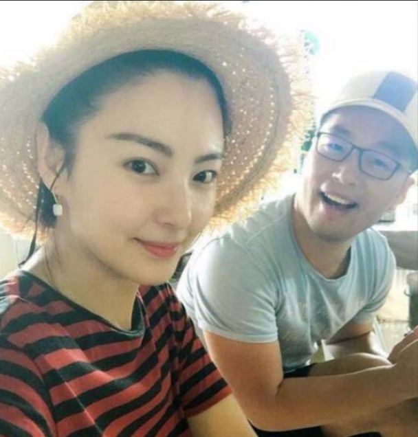 2016年，张雨绮和相识70天的富商袁巴元闪婚，不久后就火速生下了一对龙凤胎。没