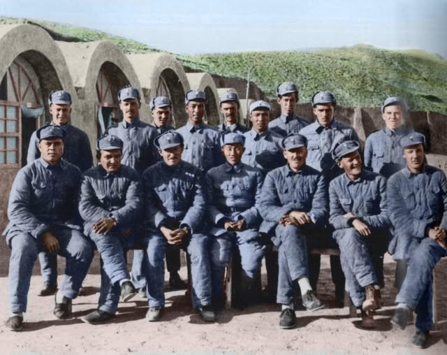 1944年的延安，烽火未熄却暖意涌动。因战机被日军击落而身陷险境的美军飞行员，与