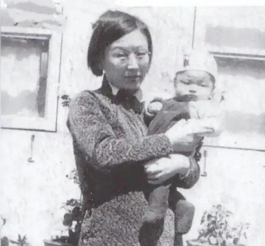 风雪中的暖星
1941年寒冬，迪化（今乌鲁木齐）刮着扎骨风。一位母亲把襁褓中的婴