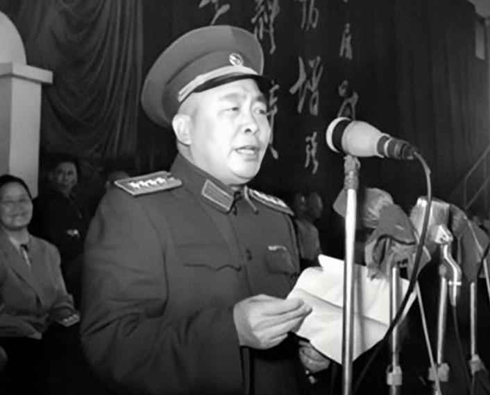 谭政台上作报告，台下12个纵队政委大气不敢出，赖传珠：怕被点名
革命那时候，真是
