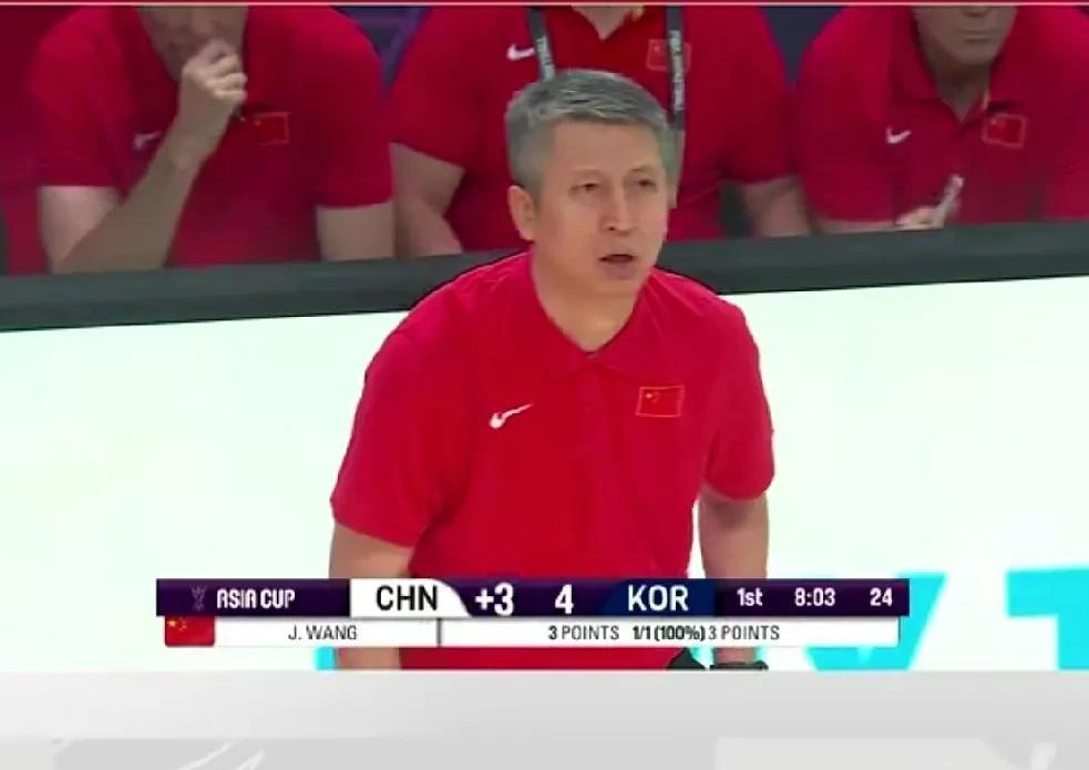 郭士强站着激情指挥，给球员们无限动力，所以中国男篮赢球了。
宫鲁鸣坐着指挥，女篮