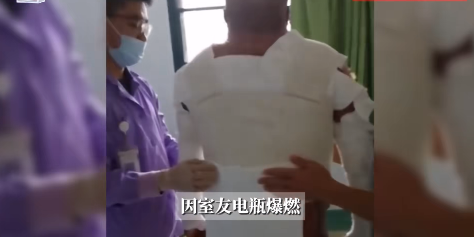 “太缺德了！”8月1日，湖北武汉，一大学生在睡觉时被室友的电动车电池烧伤，总治疗