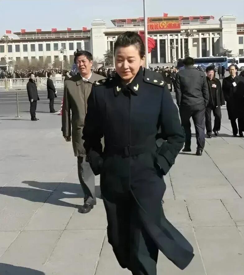 她确实比以前老了很多，不过即使是老了，也很优雅，这迷人的气质，比张也都要漂亮，走
