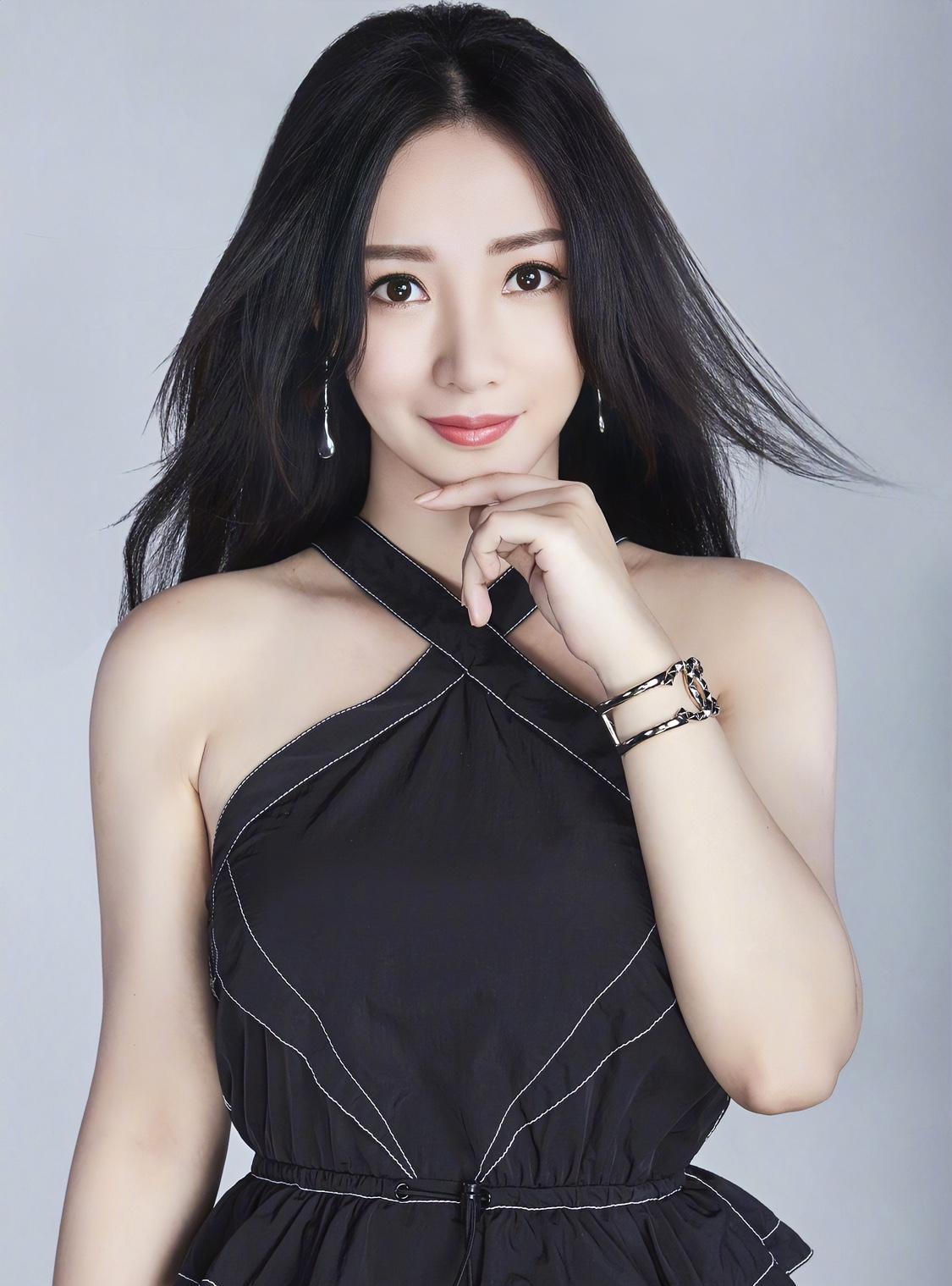 中国十大丰满身材女明星盘点，她们也太让人着迷了：
一、王李丹妮
二、关婷娜
三、