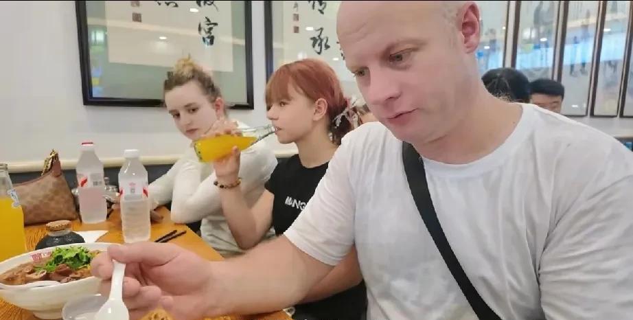 阿楠带俄罗斯二哥一家游北京，又整新活了，让二哥吃卤煮和爆肚！
都知道外国人不吃动