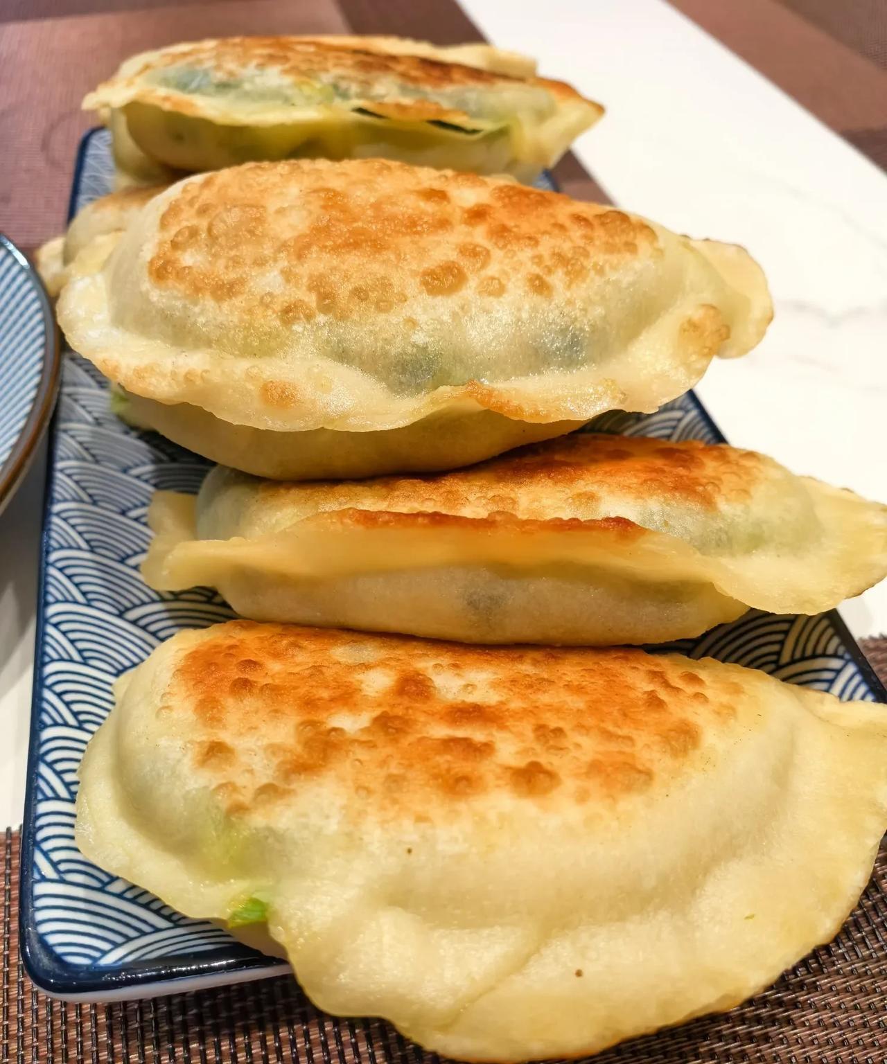 #东北人最爱的野菜是什么呢#      山葱这东西，在城里人的菜市上是极少见的。